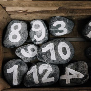 Numéros sur pierre