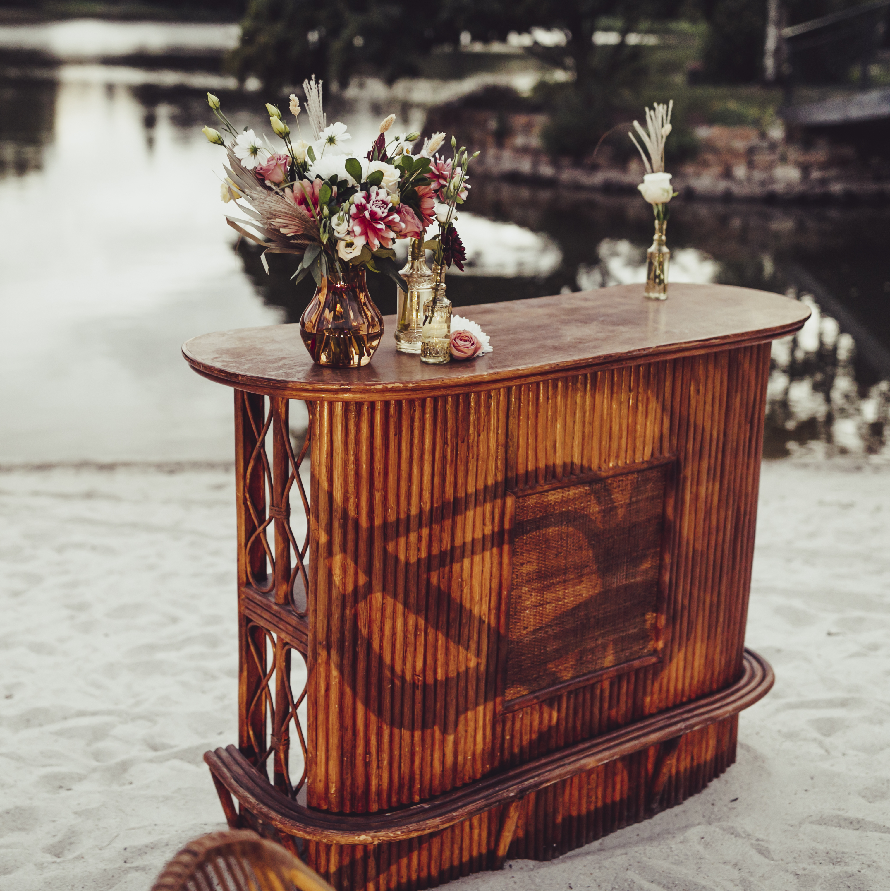 Bar en bois demi-lune avec placard intérieur - Ameublement