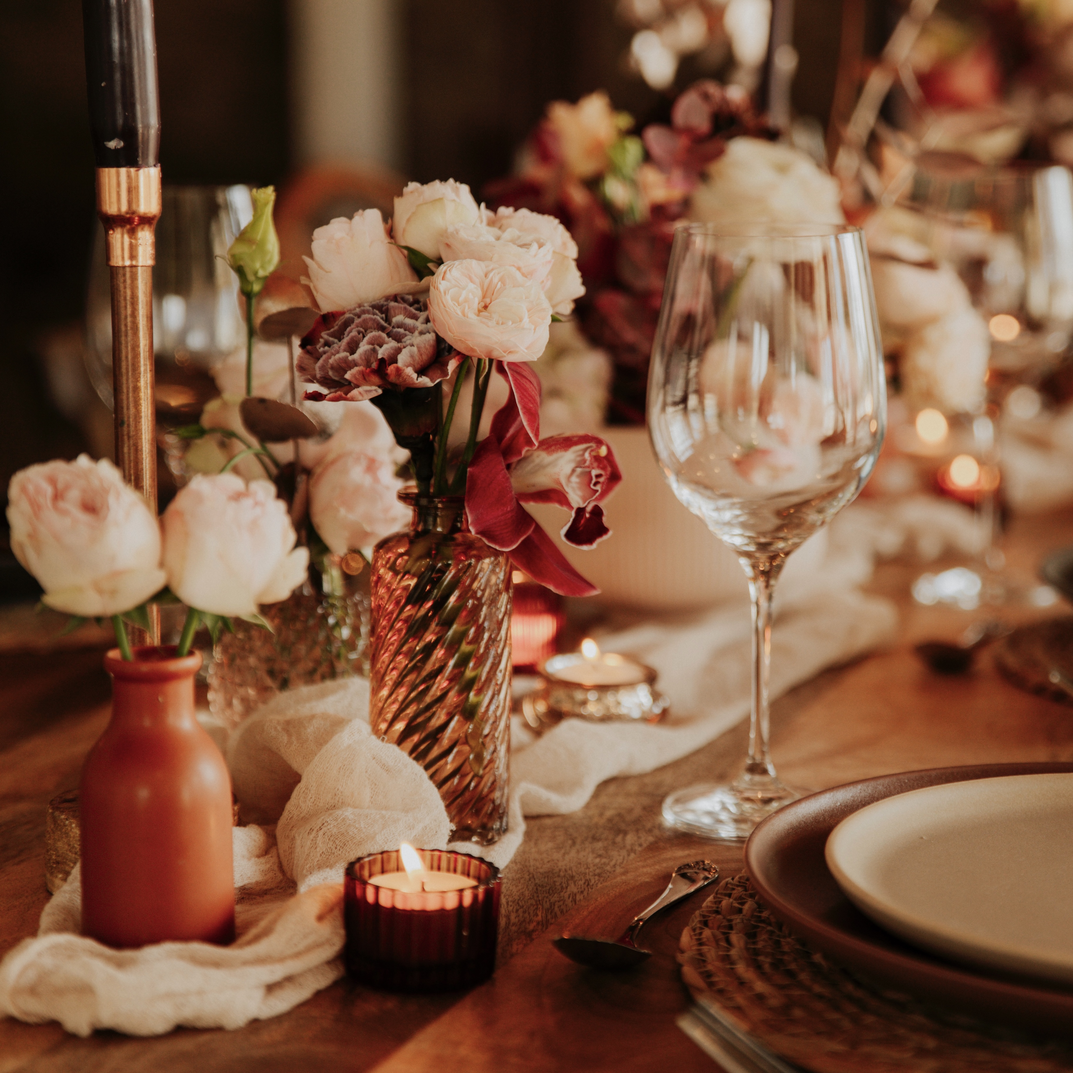 Set de Table Rond Osier 30cm Chandelier Cuivré Photophore rosé rond Soliflore Rosé Orangé