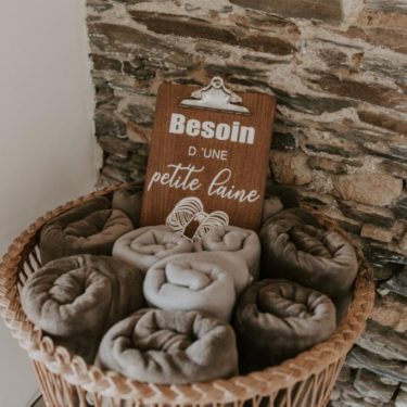 Panneau "Besoin d'une petite laine" Grande Panière en Rotin et Plaids