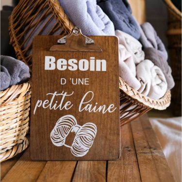 Panneau "Besoin d'une petite laine" Grande Panière en Rotin et Plaids