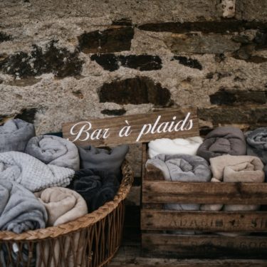 Panneau "Bar à Plaids" Grande Panière en Rotin et Plaids