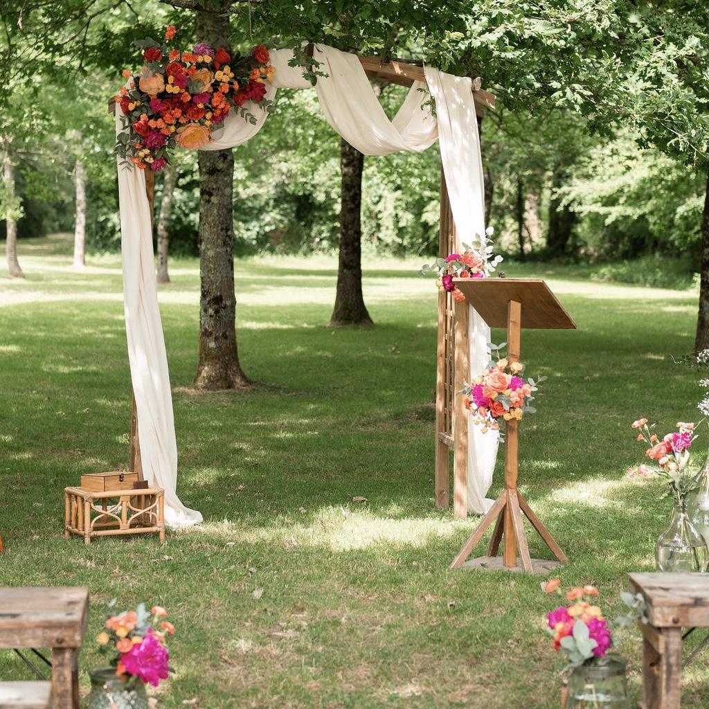 Pupitre Bois Fin Foncé Drapé Blanc Cassé pour Arche