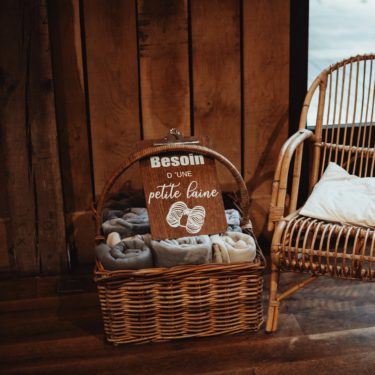 Panière en Rotin Rectangle et Plaids Panneau "Besoin d'une petite laine"