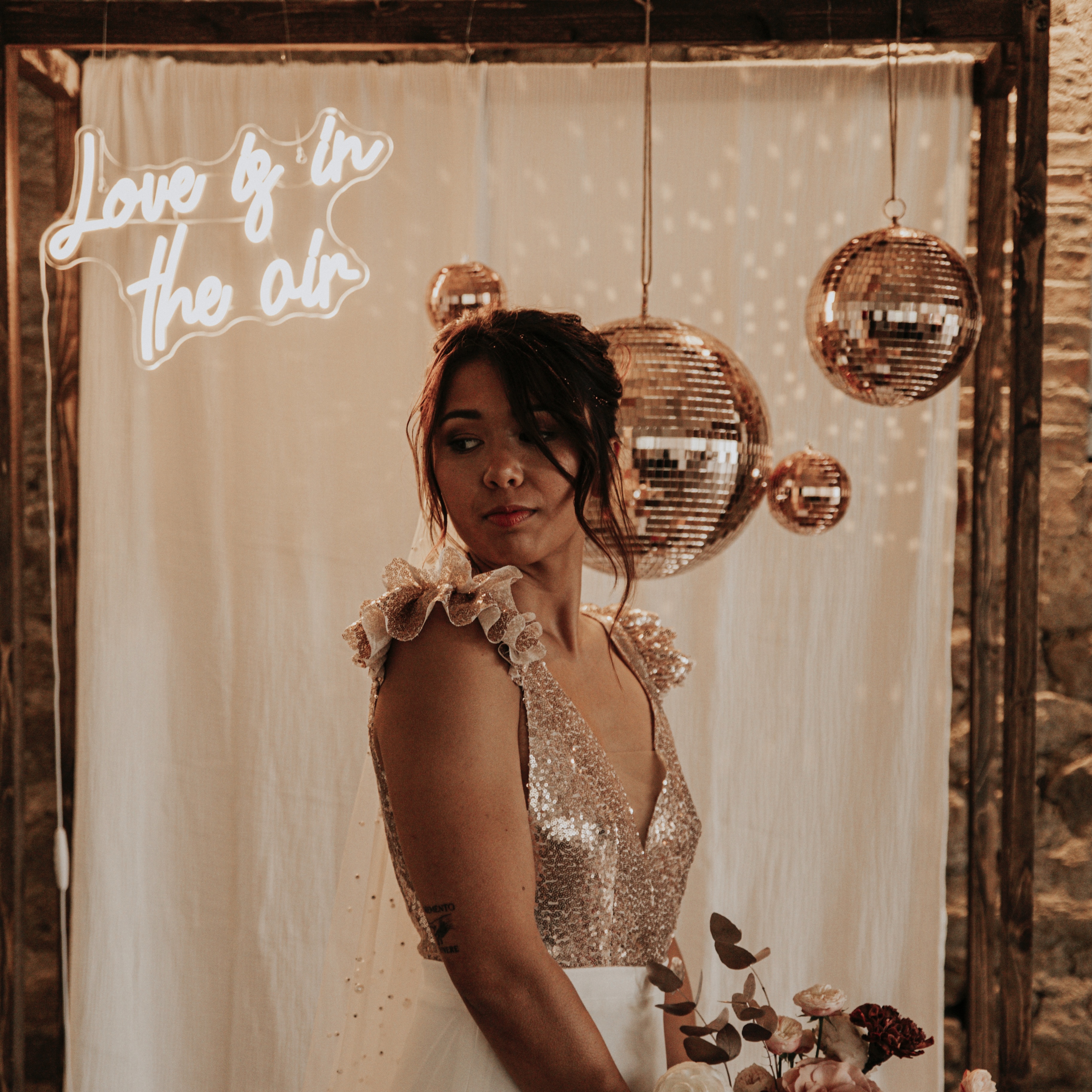 Boule à Facettes PM Boule à Facettes MM Backdrop bois Néon Love Is In The Air Boule à Facette PM Boule a Facettes GM