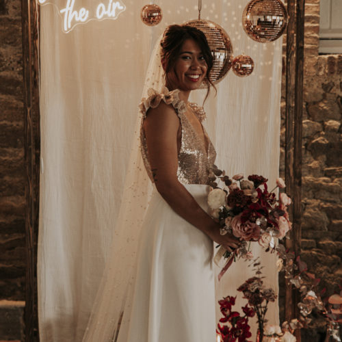 Boule à facette Support en Cuivre Boule à Facettes PM Backdrop bois Néon Love Is In The Air Boule à Facette PM Boule a Facettes GM