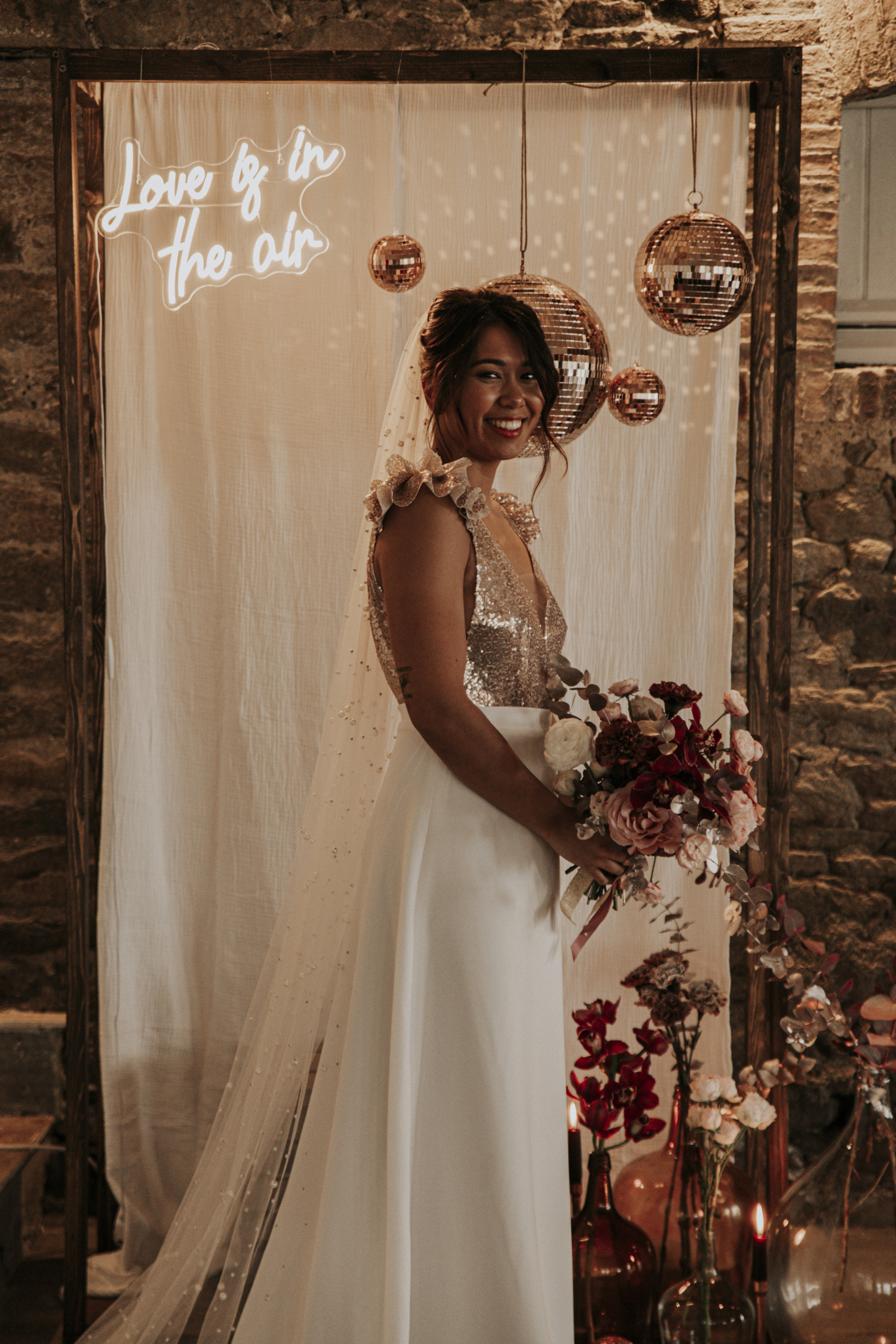 Boule à Facettes PM Backdrop bois Néon Love Is In The Air Boule à Facette PM Boule a Facettes GM