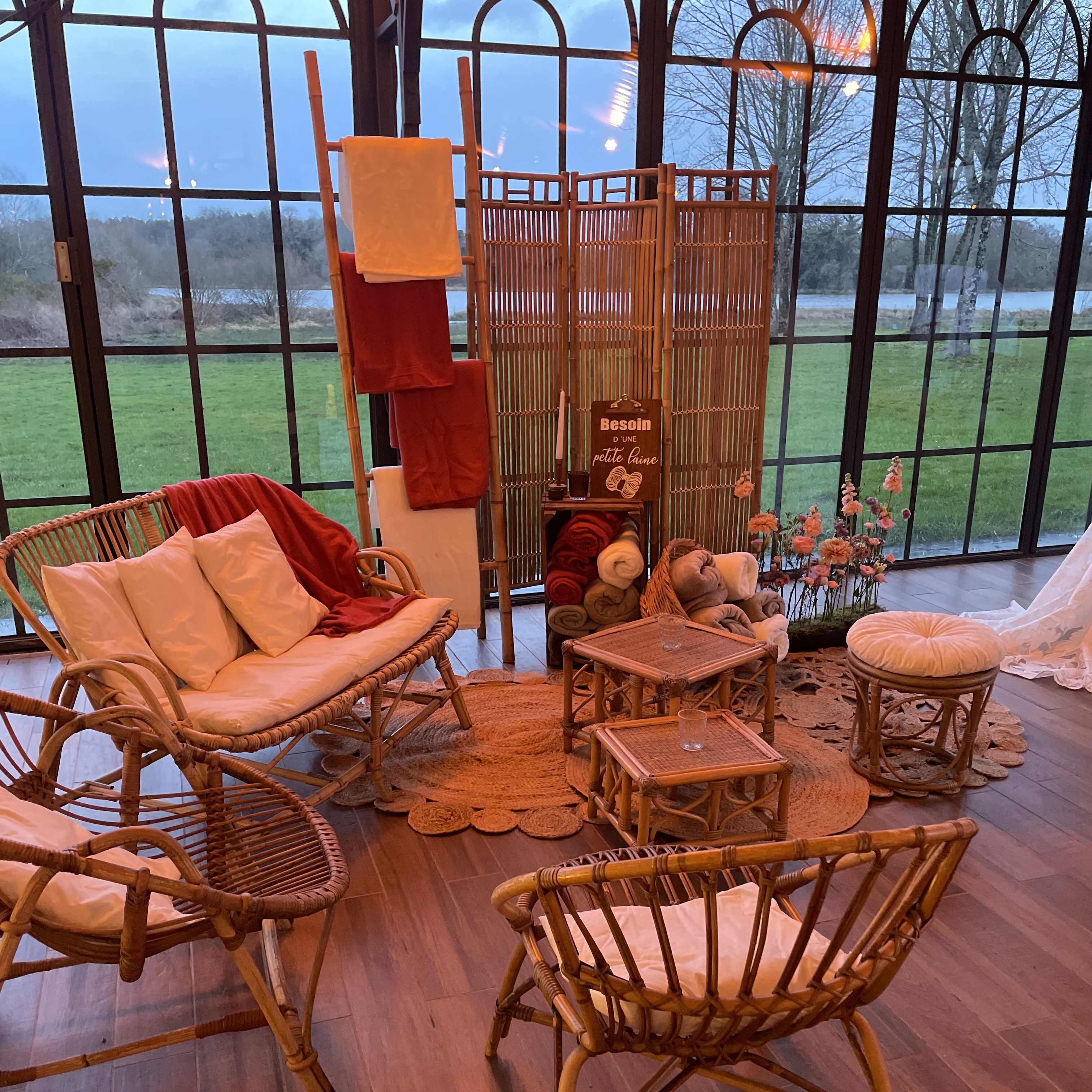 Paravent Bohème Échelle Bambou Ensemble Canapé en Rotin et Fauteuils